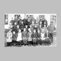 006-0050 Klassenbild der Volksschule Biothen um 1925  mit Klassenlehrer Geschwandner.jpg